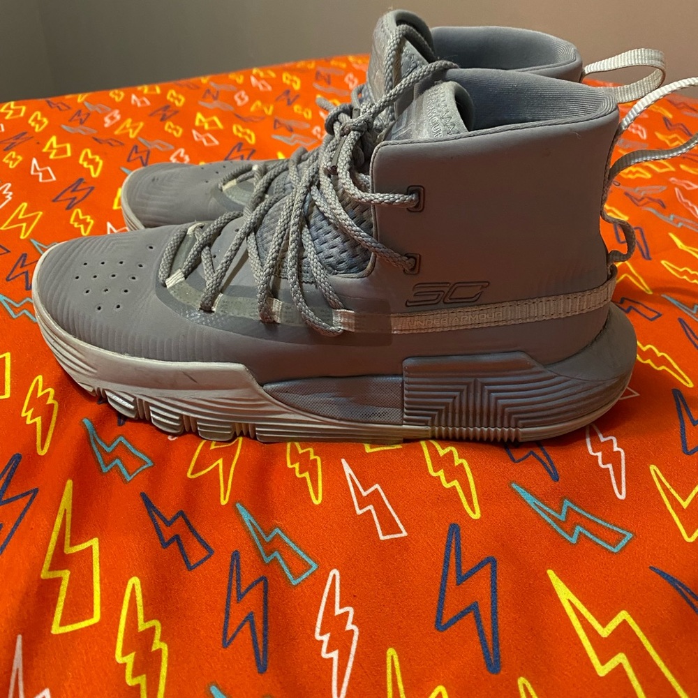Under armour boys size 5